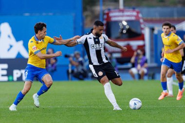 Jandro Orellana ve Chiheb Labidi, Liga Portekiz maçı sırasında Estoril Praia ve CD Nacional takımları arasında Estadio Antonio Coimbra da Mota 'da (Maciej Rogowski / Ball Raw Images)
