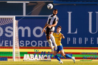 Chiheb Labidi ve Jandro Orellana, Liga Portekiz maçı sırasında Estoril Praia ve CD Nacional takımları arasında Estadio Antonio Coimbra da Mota 'da (Maciej Rogowski / Ball Raw Images)
