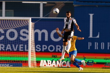 Chiheb Labidi ve Jandro Orellana, Liga Portekiz maçı sırasında Estoril Praia ve CD Nacional takımları arasında Estadio Antonio Coimbra da Mota 'da (Maciej Rogowski / Ball Raw Images)