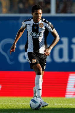 Matheus Dias, Liga Portekiz maçı sırasında Estoril Praia ve CD Nacional takımları arasında Estadio Antonio Coimbra da Mota 'da görüldü (Maciej Rogowski / Ball Raw Images)