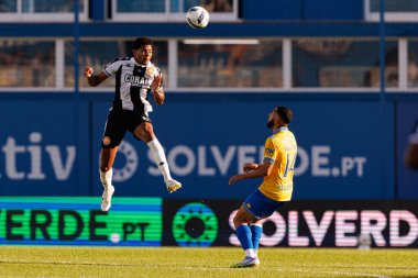 Matheus Dias ve Yanis Begraoui, Liga Portekiz maçı sırasında Estoril Praia ve CD Nacional takımları arasında Estadio Antonio Coimbra da Mota 'da (Maciej Rogowski / Ball Raw Images)