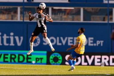 Matheus Dias ve Yanis Begraoui, Liga Portekiz maçı sırasında Estoril Praia ve CD Nacional takımları arasında Estadio Antonio Coimbra da Mota 'da (Maciej Rogowski / Ball Raw Images)