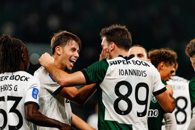 Giorgos Vagiannidis ve Fotis Ioannidis, Estadio Jose Alvalade 'de (Maciej Rogowski / Ball Raw Images) Sporting CP ve Alverca FC takımları arasında oynanan çeyrek final maçında gol attıktan sonra kutlama yaparken görüldü.)