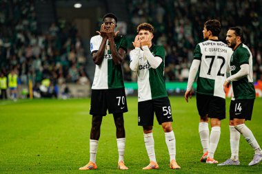 Salvador Blopa ve Flavio Goncalf, Estadio Jose Alvalade 'de (Maciej Rogowski / Ball Raw Images) Sporting CP ve Alverca FC takımları arasında oynanan çeyrek final maçında gol attıktan sonra kutlama yaparken görüldü.)