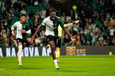 Alisson Santos ve Salvador Blopa, Estadio Jose Alvalade 'de (Maciej Rogowski / Ball Raw Images) Sporting CP ve Alverca FC takımları arasındaki çeyrek final maçında gol attıktan sonra kutlama yaparken görüldü.)