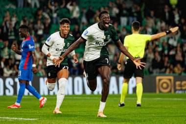 Alisson Santos ve Salvador Blopa, Estadio Jose Alvalade 'de (Maciej Rogowski / Ball Raw Images) Sporting CP ve Alverca FC takımları arasındaki çeyrek final maçında gol attıktan sonra kutlama yaparken görüldü.)