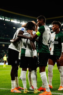 Matheus Reis, Estadio Jose Alvalade 'de (Maciej Rogowski / Ball Raw Images) Sporting CP ve Alverca FC takımları arasında oynanan çeyrek final maçında Geovany Quenda' dan gol üstüne gol atarken görülüyor.)
