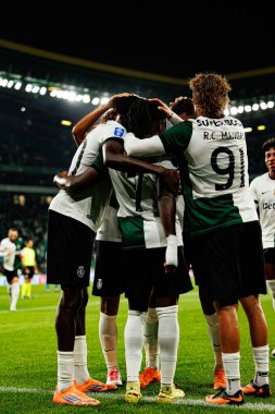 Sporcu Oyuncuları, Estadio Jose Alvalade 'de (Maciej Rogowski / Ball Raw Images) Sporting CP ve Alverca FC takımları arasında oynanan çeyrek final maçında Geovany Quenda' dan gol üstüne gol atarken görüldü.)