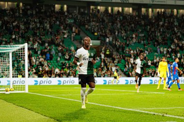 Geovany Quenda, Estadio Jose Alvalade 'de (Maciej Rogowski / Ball Raw Images) Sporting CP ve Alverca FC takımları arasında oynanan çeyrek final maçında gol attıktan sonra kutlama yaparken görülüyor.)