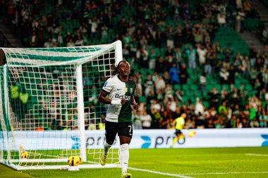 Geovany Quenda, Estadio Jose Alvalade 'de (Maciej Rogowski / Ball Raw Images) Sporting CP ve Alverca FC takımları arasında oynanan çeyrek final maçında gol attıktan sonra kutlama yaparken görülüyor.)