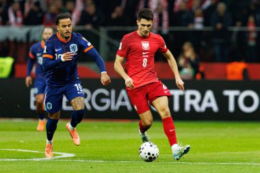 Dünya Kupası 2026 eleme maçında Polonya ve Hollanda milli takımları arasında görülen Justin Kluivert ve Bartosz Kapustka (Maciej Rogowski / Ball Raw Images)