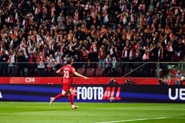 Jakub Kaminski, Polonya ve Hollanda milli takımları arasında oynanan 2026 Dünya Kupası eleme maçında gol attıktan sonra kutlama yaparken görüldü (Maciej Rogowski / Ball Raw Images)