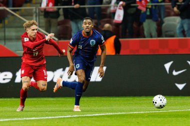 Michal Skoras ve Ryan Gravenberch, 2026 Dünya Kupası eleme maçında Polonya ve Hollanda milli takımları arasında görüldü (Maciej Rogowski / Ball Raw Images)