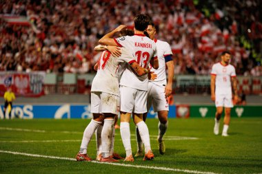 Michal Skoras, Karol Swiderski ve Jakub Kaminski, 2026 Dünya Kupası eleme maçında Malta ve Polonya milli takımları (Maciej Rogowski / Ball Raw Images) arasında gol attıktan sonra kutlama yaparken görüldü.)