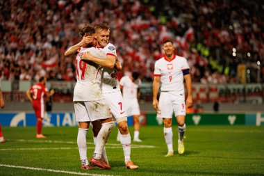 Michal Skoras ve Karol Swiderski, 2026 Dünya Kupası eleme maçında Malta ve Polonya milli takımları (Maciej Rogowski / Ball Raw Images) arasında gol attıktan sonra kutlama yaparken görüldü.)