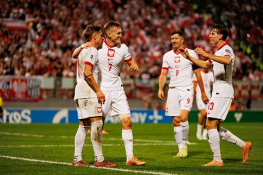 Michal Skoras, Karol Swiderski ve Jakub Kaminski, 2026 Dünya Kupası eleme maçında Malta ve Polonya milli takımları (Maciej Rogowski / Ball Raw Images) arasında gol attıktan sonra kutlama yaparken görüldü.)