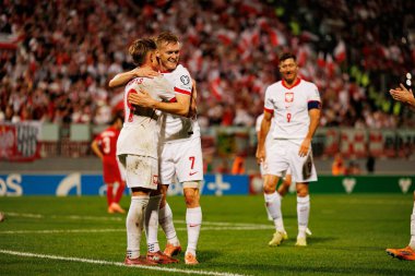Michal Skoras ve Karol Swiderski, 2026 Dünya Kupası eleme maçında Malta ve Polonya milli takımları (Maciej Rogowski / Ball Raw Images) arasında gol attıktan sonra kutlama yaparken görüldü.)
