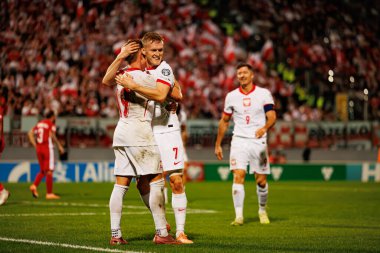 Michal Skoras ve Karol Swiderski, 2026 Dünya Kupası eleme maçında Malta ve Polonya milli takımları (Maciej Rogowski / Ball Raw Images) arasında gol attıktan sonra kutlama yaparken görüldü.)