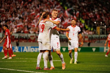 Michal Skoras ve Karol Swiderski, 2026 Dünya Kupası eleme maçında Malta ve Polonya milli takımları (Maciej Rogowski / Ball Raw Images) arasında gol attıktan sonra kutlama yaparken görüldü.)