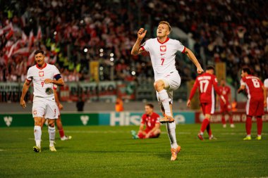 Karol Swiderski, 2026 Dünya Kupası eleme maçında Malta ve Polonya milli takımları arasında gol attıktan sonra kutlama yaparken görüldü (Maciej Rogowski / Ball Raw Images)