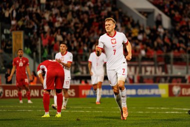 Karol Swiderski, 2026 Dünya Kupası eleme maçında Malta ve Polonya milli takımları arasında gol attıktan sonra kutlama yaparken görüldü (Maciej Rogowski / Ball Raw Images)