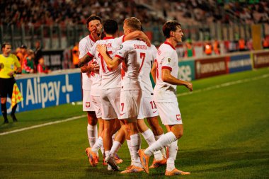 Polonyalı oyuncular, 2026 Dünya Kupası eleme maçında Pawel Wszolek 'in milli takımları ile Polonya milli takımları arasında attığı gol üstüne golü kutlarken görüldü (Maciej Rogowski / Ball Raw Images)