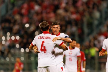 Tomasz Kedziora ve Robert Lewandowski, 2026 Dünya Kupası eleme maçında Malta ve Polonya milli takımları arasında gol attıktan sonra kutlama yaparken görüldü (Maciej Rogowski / Ball Raw Images)