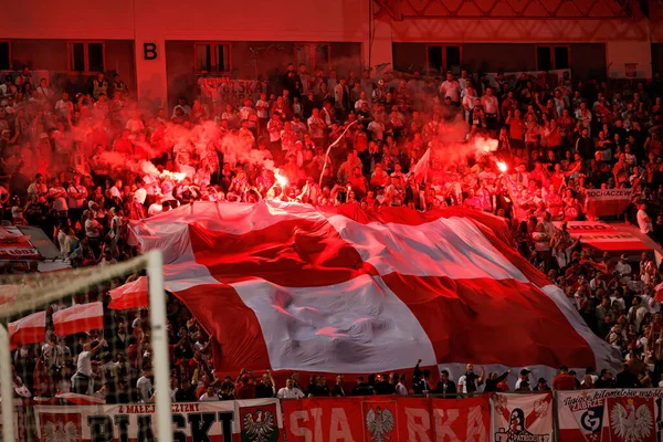 Polonya taraftarları, 2026 Dünya Kupası eleme maçında Malta ve Polonya milli takımları arasında işaret fişeği ve bayrakla görülüyor (Maciej Rogowski / Ball Raw Images)