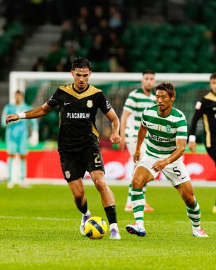 Nabil Touaizi ve Hidemasa Morita, Liga Portekiz maçı sırasında Estadio Jose Alvalade 'de (Maciej Rogowski / Ball Raw Images) Sporting CP ve Alverca FC takımları arasında görüldü.)