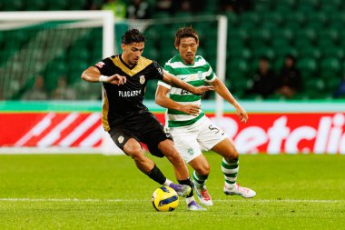 Nabil Touaizi ve Hidemasa Morita, Liga Portekiz maçı sırasında Estadio Jose Alvalade 'de (Maciej Rogowski / Ball Raw Images) Sporting CP ve Alverca FC takımları arasında görüldü.)