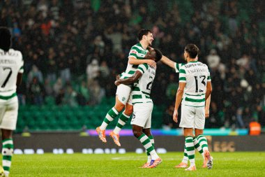 Ousmane Diomande, Goncalo Inacio ve Pedro Goncalves, Estadio Jose Alvalade 'de (Maciej Rogowski / Ball Raw Images) Sporting CP ve Alverca FC takımları arasında oynanan Liga Portekiz maçında gol attıktan sonra kutlama yaparken görüldü.)