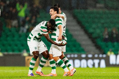 Ousmane Diomande, Goncalo Inacio ve Pedro Goncalves, Estadio Jose Alvalade 'de (Maciej Rogowski / Ball Raw Images) Sporting CP ve Alverca FC takımları arasında oynanan Liga Portekiz maçında gol attıktan sonra kutlama yaparken görüldü.)