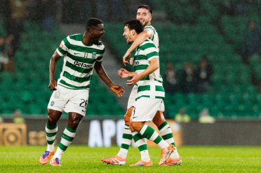 Ousmane Diomande, Goncalo Inacio ve Pedro Goncalves, Estadio Jose Alvalade 'de (Maciej Rogowski / Ball Raw Images) Sporting CP ve Alverca FC takımları arasında oynanan Liga Portekiz maçında gol attıktan sonra kutlama yaparken görüldü.)