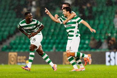 Ousmane Diomande, Goncalo Inacio ve Pedro Goncalves, Estadio Jose Alvalade 'de (Maciej Rogowski / Ball Raw Images) Sporting CP ve Alverca FC takımları arasında oynanan Liga Portekiz maçında gol attıktan sonra kutlama yaparken görüldü.)