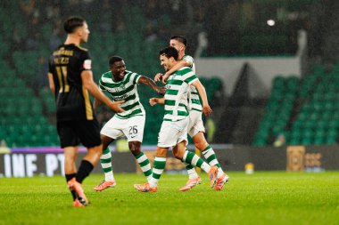 Ousmane Diomande, Goncalo Inacio ve Pedro Goncalves, Estadio Jose Alvalade 'de (Maciej Rogowski / Ball Raw Images) Sporting CP ve Alverca FC takımları arasında oynanan Liga Portekiz maçında gol attıktan sonra kutlama yaparken görüldü.)