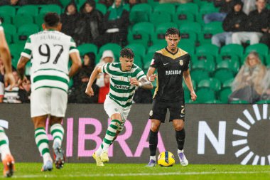 Maximiliano Araujo ve Nabil Touaizi, Liga Portekiz maçı sırasında Estadio Jose Alvalade 'de (Maciej Rogowski / Ball Raw Images) Sporting CP ve Alverca FC takımları arasında görüldü.)