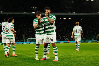 Maximiliano Araujo ve Luis Suarez, Estadio Jose Alvalade 'de (Maciej Rogowski / Ball Raw Images) oynayan Sporting CP ve Alverca FC takımları arasında oynanan Liga Portekiz maçında gol attıktan sonra kutlama yaparken görüldü.)