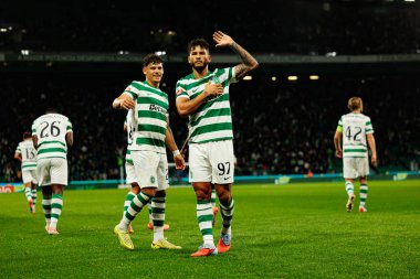 Maximiliano Araujo ve Luis Suarez, Estadio Jose Alvalade 'de (Maciej Rogowski / Ball Raw Images) oynayan Sporting CP ve Alverca FC takımları arasında oynanan Liga Portekiz maçında gol attıktan sonra kutlama yaparken görüldü.)