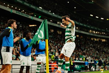 Pedro Goncalves, Liga Portekiz maçı sırasında Luis Suarez 'in Estadio Jose Alvalade' de (Maciej Rogowski / Ball Raw Images) oynayan Sporting CP ve Alverca FC takımları arasında attığı gol üstüne golü kutlarken görüldü.)
