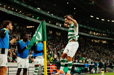 Pedro Goncalves, Liga Portekiz maçı sırasında Luis Suarez 'in Estadio Jose Alvalade' de (Maciej Rogowski / Ball Raw Images) oynayan Sporting CP ve Alverca FC takımları arasında attığı gol üstüne golü kutlarken görüldü.)