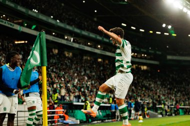 Pedro Goncalves, Liga Portekiz maçı sırasında Luis Suarez 'in Estadio Jose Alvalade' de (Maciej Rogowski / Ball Raw Images) oynayan Sporting CP ve Alverca FC takımları arasında attığı gol üstüne golü kutlarken görüldü.)