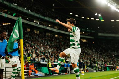 Pedro Goncalves, Liga Portekiz maçı sırasında Luis Suarez 'in Estadio Jose Alvalade' de (Maciej Rogowski / Ball Raw Images) oynayan Sporting CP ve Alverca FC takımları arasında attığı gol üstüne golü kutlarken görüldü.)