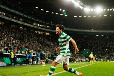 Pedro Goncalves, Liga Portekiz maçı sırasında Luis Suarez 'in Estadio Jose Alvalade' de (Maciej Rogowski / Ball Raw Images) oynayan Sporting CP ve Alverca FC takımları arasında attığı gol üstüne golü kutlarken görüldü.)