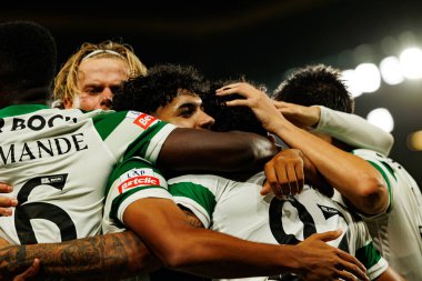 Sporcu Oyuncuları, Liga Portekiz maçında Luis Suarez 'in Estadio Jose Alvalade' deki (Maciej Rogowski / Ball Raw Images) Sporting CP ve Alverca FC takımları arasında attığı gol üstüne golü kutlarken görülüyor.)