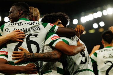 Sporcu Oyuncuları, Liga Portekiz maçında Luis Suarez 'in Estadio Jose Alvalade' deki (Maciej Rogowski / Ball Raw Images) Sporting CP ve Alverca FC takımları arasında attığı gol üstüne golü kutlarken görülüyor.)