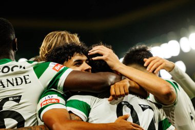 Sporcu Oyuncuları, Liga Portekiz maçında Luis Suarez 'in Estadio Jose Alvalade' deki (Maciej Rogowski / Ball Raw Images) Sporting CP ve Alverca FC takımları arasında attığı gol üstüne golü kutlarken görülüyor.)