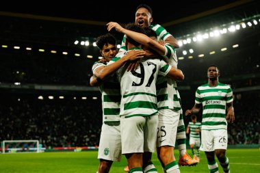 Sporcu Oyuncuları, Liga Portekiz maçında Luis Suarez 'in Estadio Jose Alvalade' deki (Maciej Rogowski / Ball Raw Images) Sporting CP ve Alverca FC takımları arasında attığı gol üstüne golü kutlarken görülüyor.)