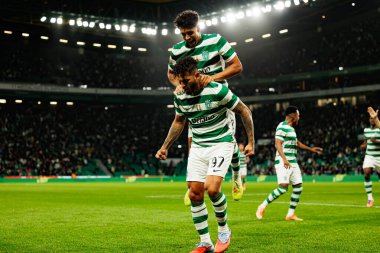 Luis Suarez ve Joao Simoes, Liga Portekiz maçı sırasında Estadio Jose Alvalade 'deki Sporting CP ve Alverca FC takımları arasında görüldü (Maciej Rogowski / Ball Raw Images)