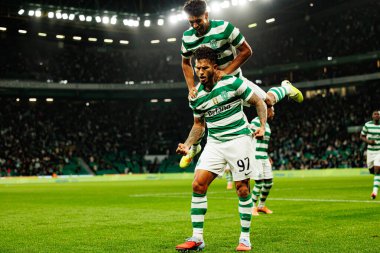 Luis Suarez ve Joao Simoes, Liga Portekiz maçı sırasında Estadio Jose Alvalade 'deki Sporting CP ve Alverca FC takımları arasında görüldü (Maciej Rogowski / Ball Raw Images)