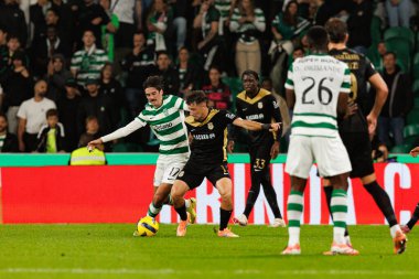 Francisco Trincao ve Cedric Nuozzi, Liga Portekiz maçı sırasında Estadio Jose Alvalade 'de (Maciej Rogowski / Ball Raw Images) Sporting CP ve Alverca FC takımları arasında görüldü.)
